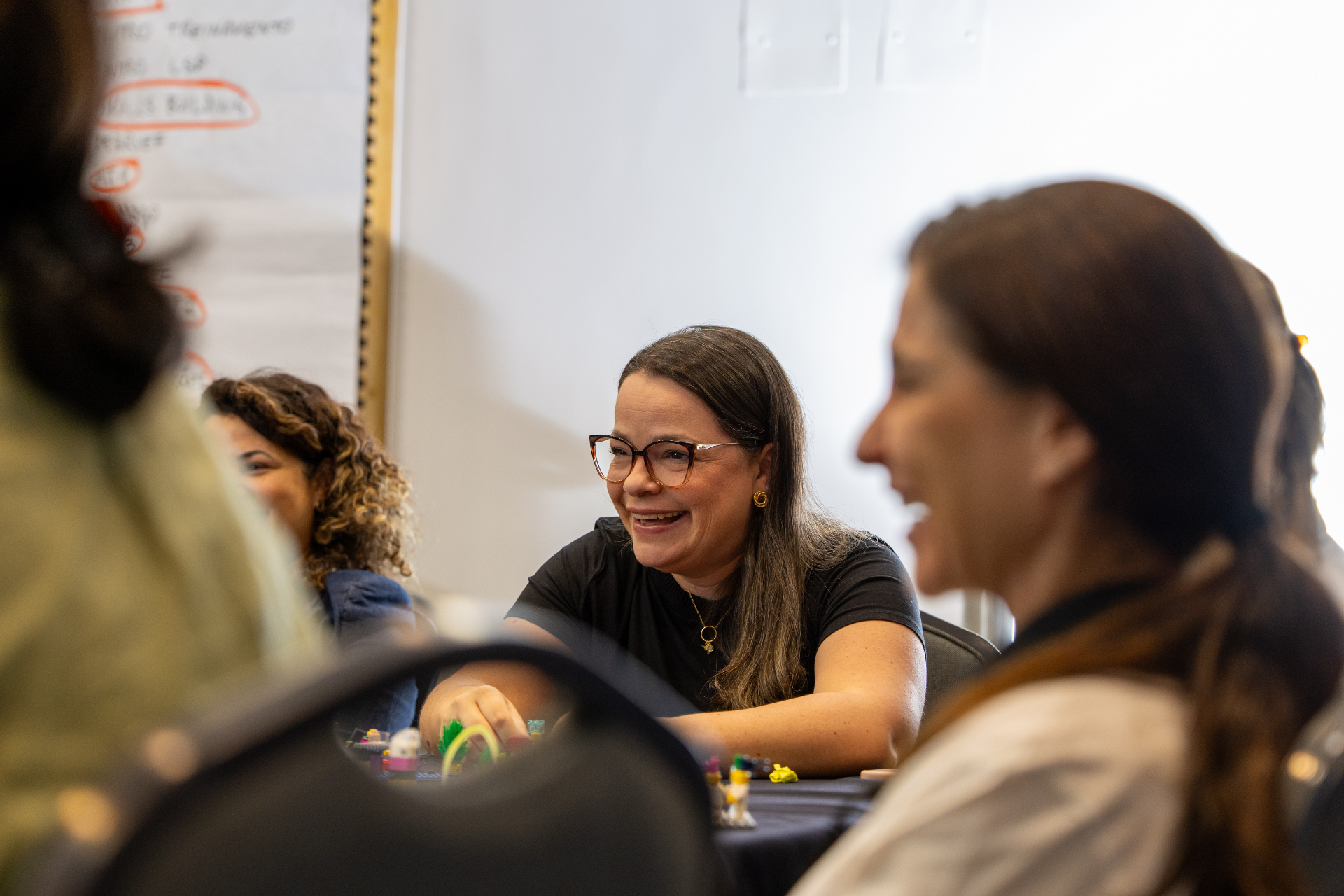 Tamires Viana facilitando uma sessão de desenvolvimento com lideranças